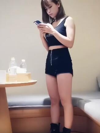 黑色短裤身材娇小妹子
