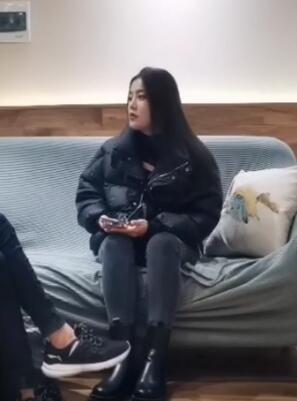 长腿牛仔裤美女,被大哥骗到镜头
