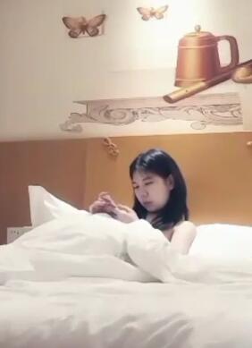 会抽烟的JK裙萌妹加钟