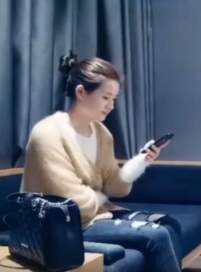 约了高颜值妹子酒店穿上丝袜