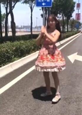 够拼得超萌高颜值学生妹39℃高温下直接露脸