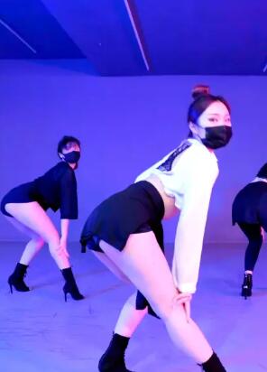 网红美女舞艺表演超可爱