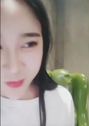 刚花大价钱做完整形美容的网红妹子在网吧玩被隔壁小伙发现了