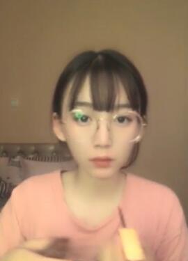 高颜值眼镜萌妹子