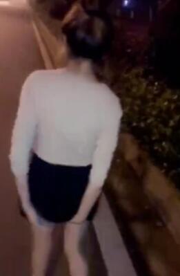 颜值不错娇小妹子深夜路上边走边跳
