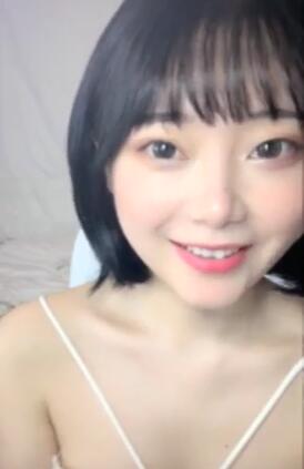 高颜值短发萌妹子短裙