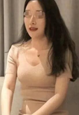 酒店寻妹大叔酒店约两个很有女人味良家少妇