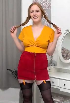 金发美女两个小辫子很可爱
