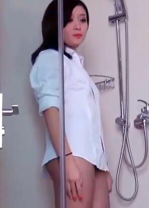 初出茅庐小可爱被叫到浴室里面玩弄
