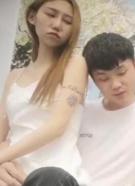 杨小弟金发苗条刺青美女