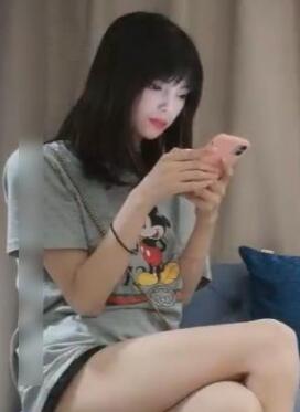 小宝约会高颜值甜甜小美女穿著贴身T卹短裤