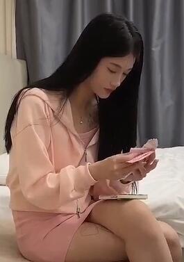 田伯光约会刚出来兼职的清纯学妹