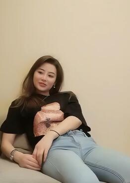 小宝约会非常漂亮的牛仔裤傲娇美女