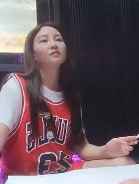 伟哥足疗店撩拨穿23号球服女技师