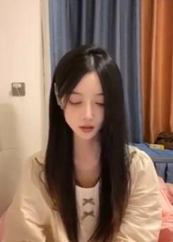 网红美女大长腿黑丝独自家里