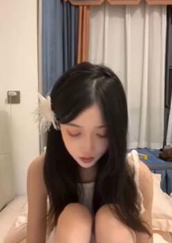 网红美女小姐3大长腿穿上白丝袜