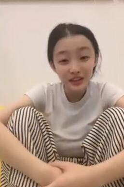 漂亮小姑娘也玩直播大秀