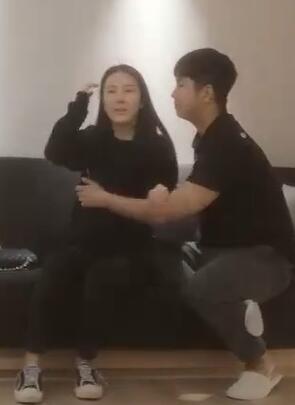 酒店约黑衣美女身材苗条