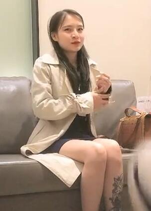 风衣纹身萌妹子换上JK装