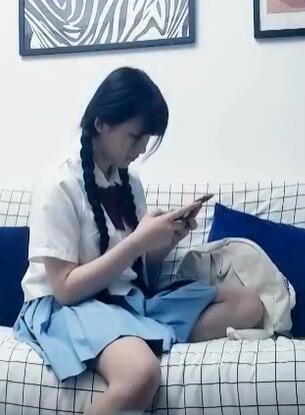 JK装萌妹调情穿上情趣装骑乘抱起来