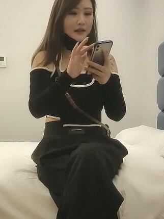 满背纹身外围少妇特写手指