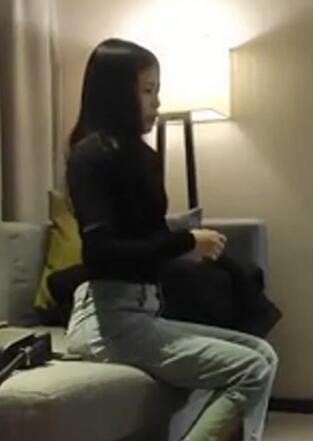 加钱哥深夜年轻嫩妹喜欢暗一点的氛围开档吊带丝袜