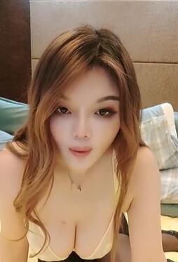 黑丝高跟人妻让小哥玩