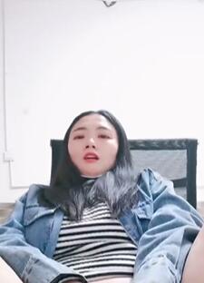 高端女白领全程露脸这妞在办公桌上