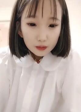 小妹妹全程露脸大秀直播跟狼友互动