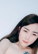 美女用大黄瓜玩 洁白的皮肤