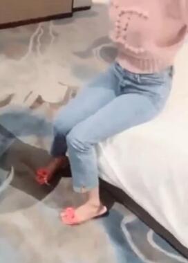 人气小仙女来访皮肤白皙滑腻