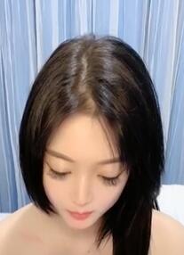 年轻模特小姐姐姿势很多