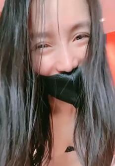 黑丝大长腿口罩美女伺候小哥