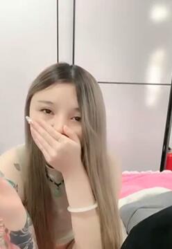 满身纹身的渣女露脸跟小哥