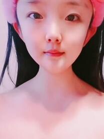 肉肉的白皙妹子玩耍双头蛇