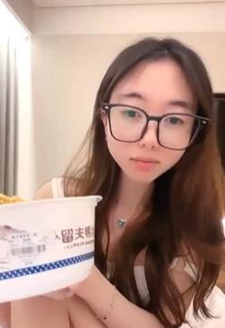 素颜妹子吃饭后洗澡搓泡泡