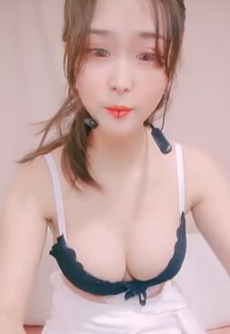 唇钉美女大秀直播玩的很嗨