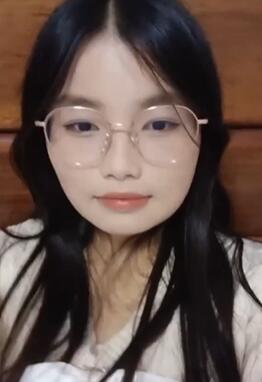 带眼镜长相甜美的妹子刷小礼物