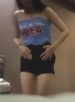 约甜美漂亮小妹让朋友再旁边看