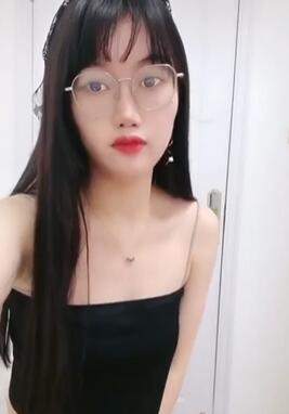 白丝小少妇全程露脸陪狼友大秀