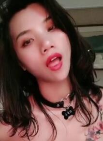 上有纹身的少妇一个人在宾馆