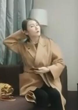 168CM风衣大长腿美女带开档黑丝袜