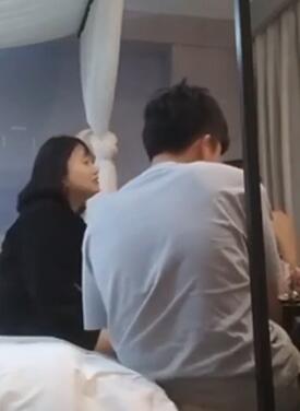 换妻周末约一对夫妻4人玩成人游戏