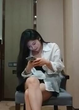 冒险王约肉感白色丝袜妹子