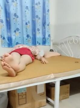 阿乐约红色睡衣小姘妇