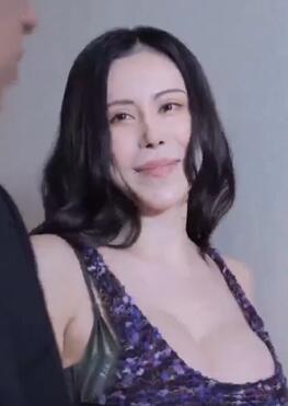 一个通奸的已婚妇女在熟睡的丈夫旁边摇动腰部