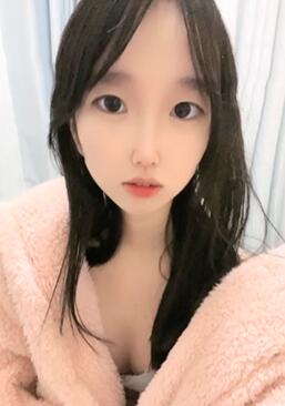 大眼新人娇小妹子晚上大秀
