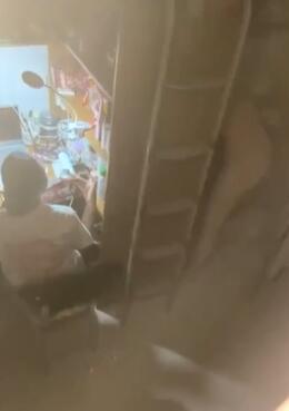 邻家小妹沉浸式一边和舍友聊天