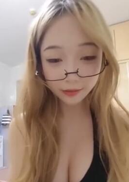 学姊露脸镜头前赚生活费