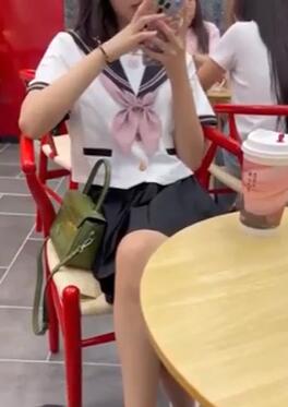 放暑假的极品JK学妹新买了衣服